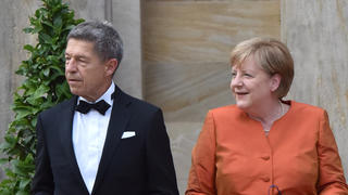 Angela Merkel und Mann Joachim Sauer auf dem roten Teppich bei der Eröffnung der Bayreuther Festspiele 2021 im Festspielhaus in Bayreuth.