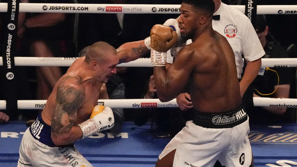 25.09.2021, Großbritannien, London: Boxen: Weltmeisterschaft im Schwergewicht, WBA, WBO und IBF, Joshua (Großbritannien) - Usyk (Ukraine): Oleksandr Usyk (l) gegen Anthony Joshua. Foto: Frank Augstein/AP/dpa +++ dpa-Bildfunk +++