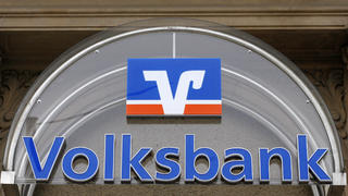 Das Logo der Volksbank an einer Filiale der Bank in Magdeburg,
