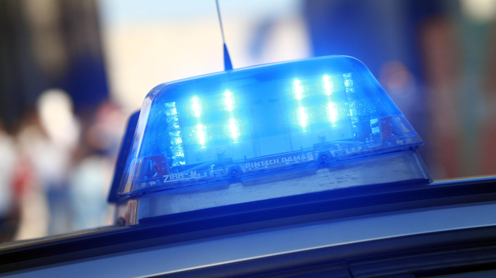die-kreisstrae-27-wurde-fur-die-bergungsarbeiten-sowie-die-unfallaufnahme-voll-gesperrt-symbolbild