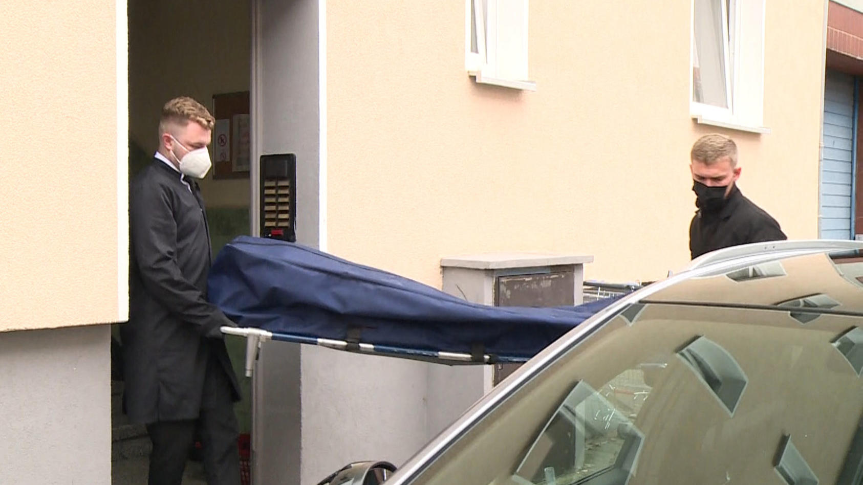 20.09.2021, Niedersachsen, Hannover: Bestatter bringen das Opfer zu ihrem Fahrzeug. Eine 53 Jahre alte Sexarbeiterin ist tot in ihrer Wohnung gefunden worden. Ein Nachbar hatte sie am Sonntagabend gefesselt auf dem Boden liegend entdeckt, wie eine Sp