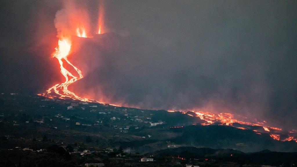 28.09.2021, Spanien, La Palma: Der Vulkan auf der Kanareninsel La Palma stößt Lava aus. Die Lava, die aus einem ausbrechenden Vulkan auf der spanischen Insel La Palma fließt, hat auf ihrem Weg ins Meer an Geschwindigkeit gewonnen. Offiziellen Angaben