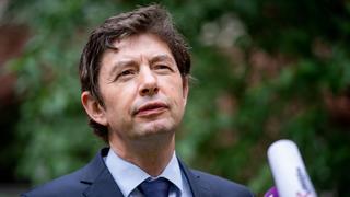 ARCHIV - 22.06.2021, Berlin: Christian Drosten, Direktor des Instituts für Virologie an der Charité, gibt nach einem Treffen mit dem österreichischen Kanzler Kurz auf dem Gelände der Charite ein Pressestatement. Drosten bezweifelt, dass Deutschland allein durch Impfangebote eine akzeptable Impfquote in der Corona-Pandemie erreichen kann. Hauptgrund sei eine gewisse Gleichgültigkeit in der Bevölkerung. Foto: Kay Nietfeld/dpa +++ dpa-Bildfunk +++