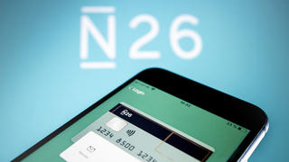 Das Logo der N26 Bank GmbH wird auf einem Smartphone angezeigt.
