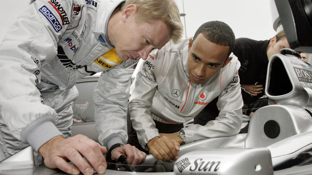 Der zweimalige Formel-1-Weltmeister Mika Häkkinen (l) und der britische Formel-1-Vizeweltmeister Lewis Hamilton betrachten am Samstag (03.11.2007) beim Motorsport-Aktionstag "Stars & Cars" von Mercedes-Benz in Stuttgart-Untertürkheim das Cockpit des 