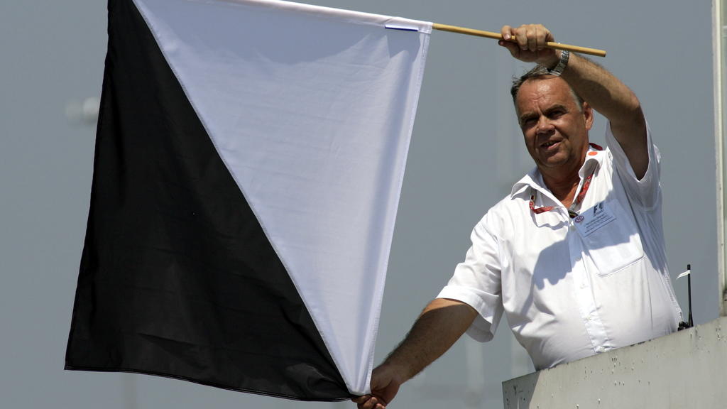 So sieht die Verwarnflagge aus.