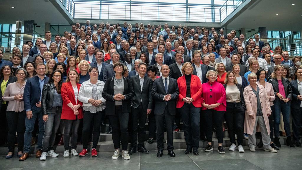 29.09.2021, Berlin: Die SPD-Fraktion steht bei einem Gruppenbild nach der Sitzung der SPD-Fraktion im Bundestag. Nach der Bundestagswahl beraten die Gremien der Parteien über die Aufstellung für die neue Legislaturperiode. Foto: Michael Kappeler/dpa