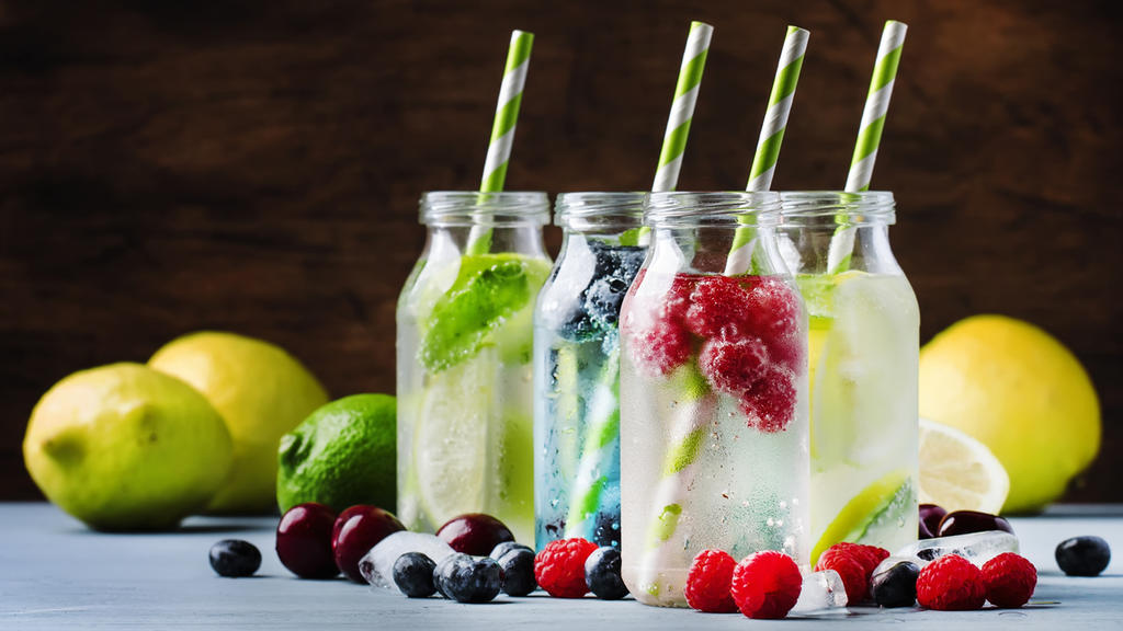 Wasser mit verschiedenen Früchten