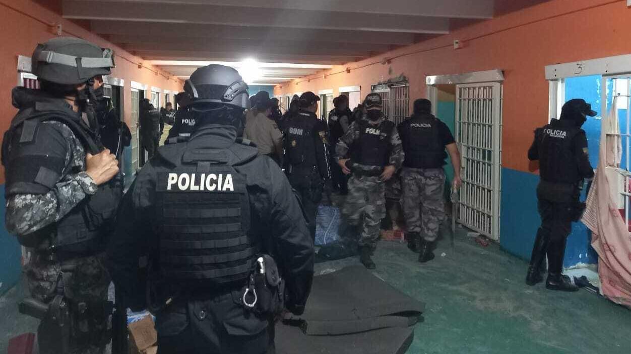 Ecuador, Tote nach Ausschreitungen in einem Gefängnis  210929 -- GUAYAQUIL, Sept. 29, 2021 -- Policemen mantain order at the prison where riots broke out in Guayaquil, Ecuador, Sept. 28, 2021. At least 24 inmates were killed and another 48 were injur