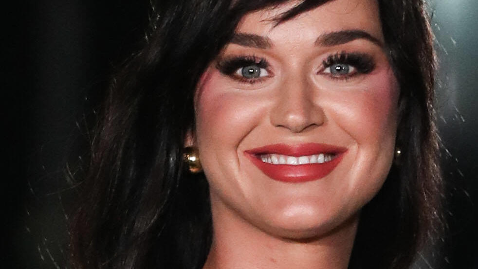 Katy Perry trägt häufig und ein Lächeln. Und manchmal kein Oberteil.