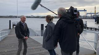 Unsere RTL Nord-Reporterin trifft Augenzeuge Uwe Johannsen an der Kiellinie.