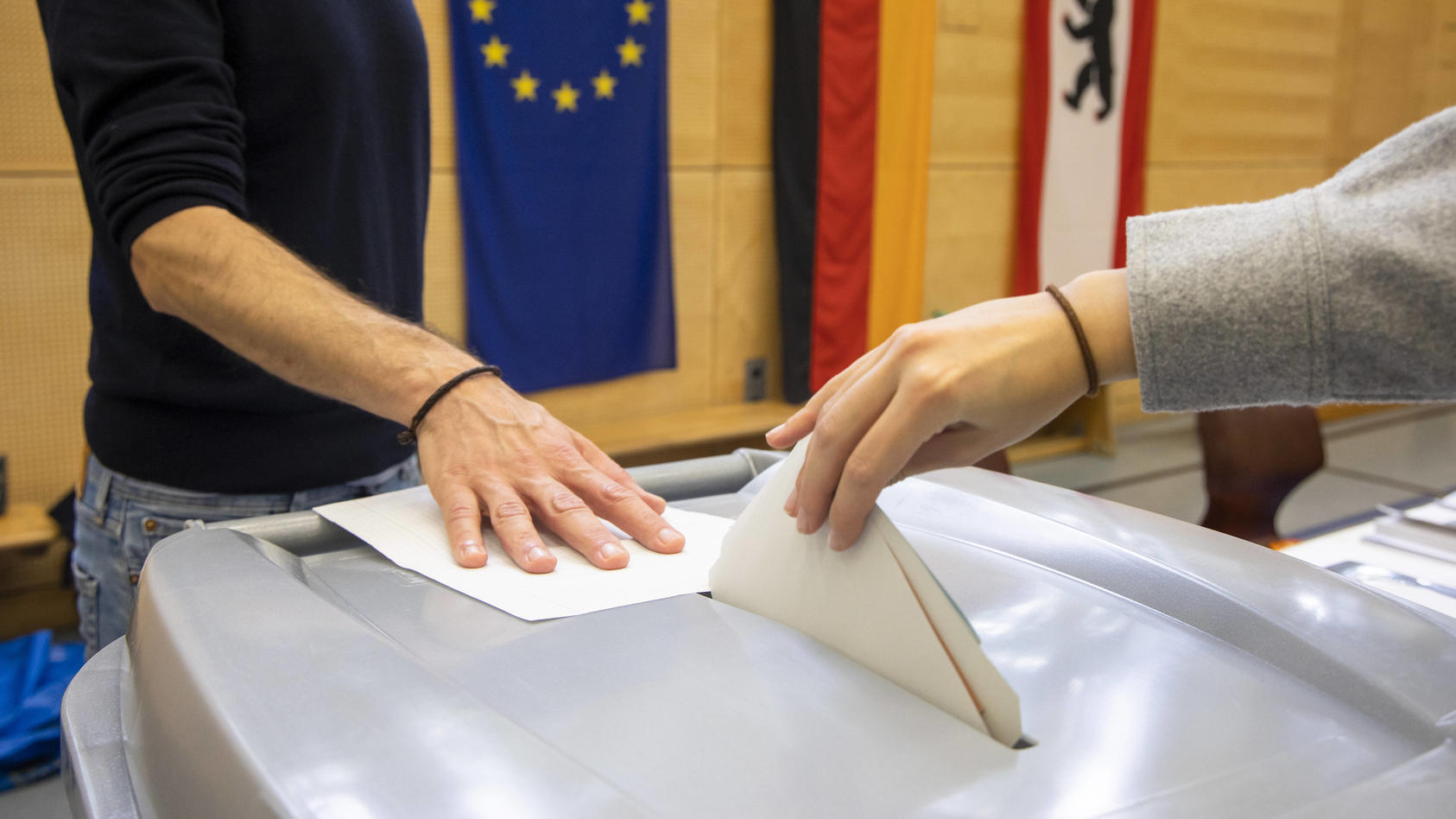 Einwurf der Stimmlzettel in eine Wahlurne in Berlin am 26. September 2021. Wahlen in Berlin *** Insertion of ballot papers into a ballot box in Berlin on 26 September 2021 Elections in Berlin 