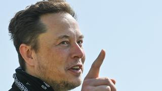 ARCHIV - 13.08.2021, Brandenburg, Grünheide: Elon Musk, Tesla-Chef, steht bei einem Pressetermin auf dem Gelände der Tesla Gigafactory. (zu: «Tesla-Chef Musk kommt zum Tag der offenen Tür nach Deutschland») Foto: Patrick Pleul/dpa-Zentralbild/POOL/dpa +++ dpa-Bildfunk +++