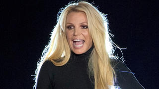 ARCHIV - 18.10.2018, USA, Las Vegas: Britney Spears steht auf der Bühne vom Park MGM Hotel-Casino. Der Vater von Britney Spears ist von einer Richterin in Los Angeles als Vormund der Sängerin abgesetzt worden. (zu dpa: «Gericht: Britney Spears' Vater als Vormund abgesetzt») Foto: Steve Marcus/Las Vegas Sun/AP/dpa - ACHTUNG: Nur zur redaktionellen Verwendung und nur mit vollständiger Nennung des vorstehenden Credits +++ dpa-Bildfunk +++
