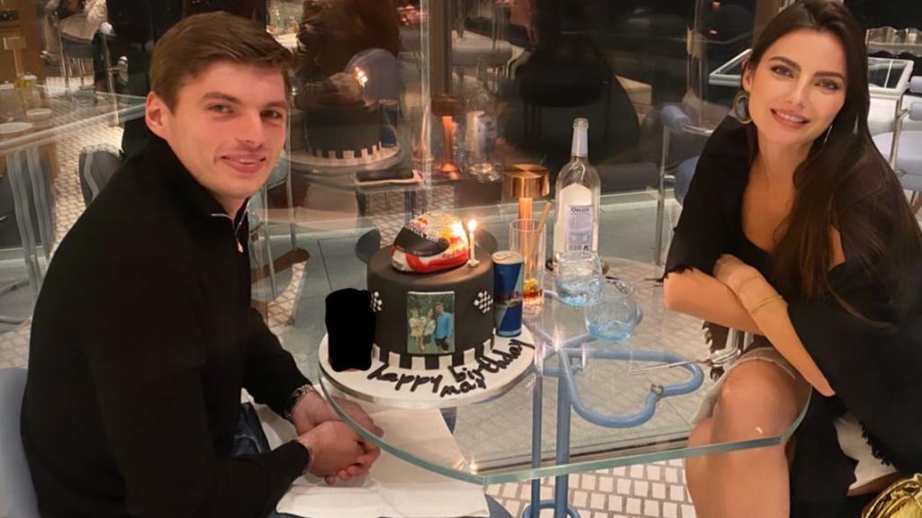 Max Verstappen strahlt zum Geburtstag mit Kelly an seiner Seite.
