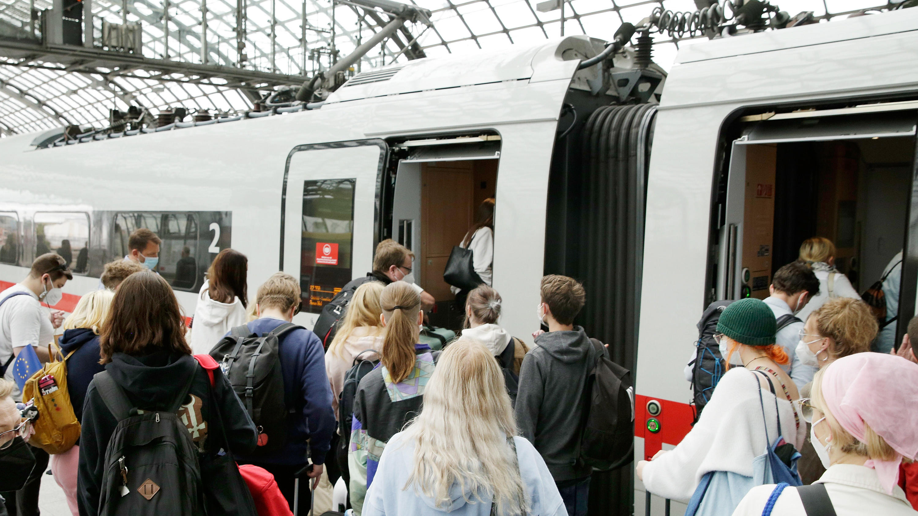 Fahrgäste betreten einen ICE-Zug der Deutschen Bahn im Berliner Hauptbahnhof. 