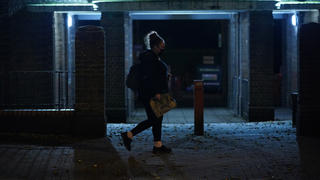 01.10.2021, Großbritannien, London: Eine Frau läuft nach Einbruch der Dunkelheit allein durch Südlondon. Die jüngsten Verhaltensempfehlungen der Londoner Polizei für Frauen als Reaktion auf den Mord an Sarah Everard sind auf scharfe Kritik gestoßen. (zu dpa: «Kritik an Polizeiempfehlungen für Frauen nach Mordfall Sarah Everard») Foto: Yui Mok/PA Wire/dpa +++ dpa-Bildfunk +++