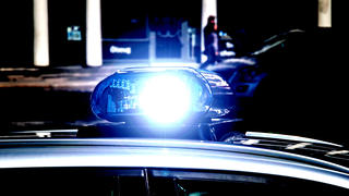 Hamburg, Deutschland 30. Mai 2021: Ein Einsatzfahrzeug der Polizei Hamburg mit Blaulicht