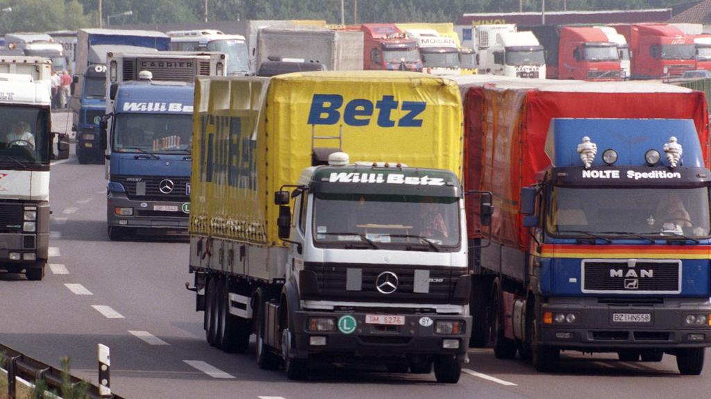 Michendorf (Brandenburg): Dicht an dicht fahren in- und ausländische Lkw auf dem Autobahnrastplatz Michendorf bei Potsdam. Tausende Brummi-Fahrer steuern täglich diesen Parkplatz an, der an der Transitroute nach Polen und Osteuropa liegt. 3,4 Milliar