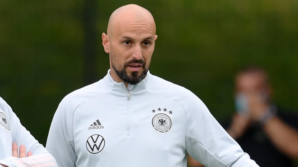 ARCHIV - 13.07.2021, Hessen, Frankfurt/Main: Antonio Di Salvo, damals Assistenztrainer, steht beim Abschlusstraining des deutschen Fußball-Olympiateams. Die deutschen U21-Fußballer erwarten nach dem Abgang von Cheftrainer Kuntz unter dessen Nachfol