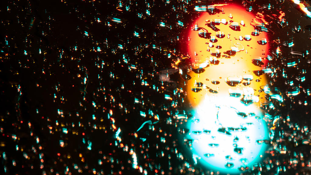 04.10.2021, Hessen, Frankfurt/Main: Eine Ampel leuchtet in allen Phasen Rot, Gelb und Grün. (Langzeitbelichtung) In Berlin haben am Sonntag die ersten Sondierungsgespräche nach der Bundestagswahl 2021 stattgefunden. Foto: Sebastian Gollnow/dpa +++ dp
