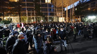 05.10.2021, Sachsen, Leipzig: Nach Antisemitismus-Vorwürfen haben sich am Abend Hunderte Menschen vor dem «Westin Hotel» Leipzig versammelt, um Solidarität mit dem Musiker Gil Ofarim und Jüdinnen und Juden in Deutschland zu zeigen. Ofarim war am Montag nach eigenen Angaben Opfer eines antisemitischen Vorfalls in dem Leipziger Hotel geworden. Ein Mitarbeiter des «Westin Leipzig» habe ihn am Empfang aufgefordert, seinen Davidstern einzupacken. Aufgerufen hatte das Bündnis «Leipzig nimmt Platz». Foto: Dirk Knofe/dpa +++ dpa-Bildfunk +++