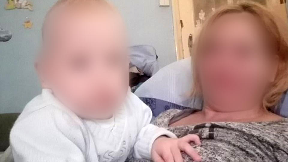 La madre ha accoltellato il figlio di due anni per vendicare l'ex marito?