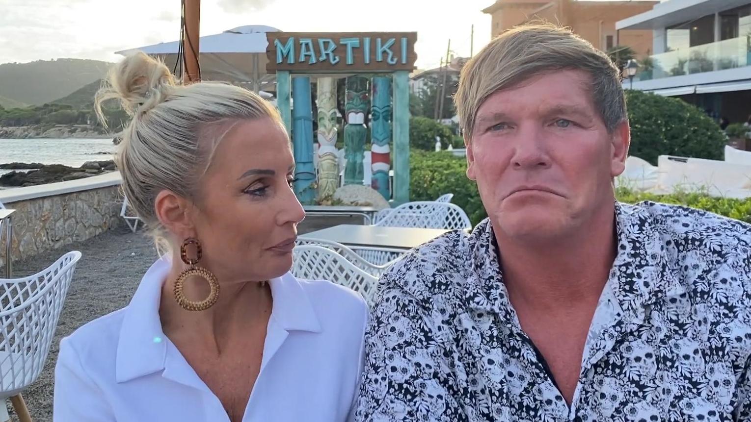 Peggy Jerofke und Steff Jerkel vor ihrer "Martiki-Bar" auf Mallorca. 