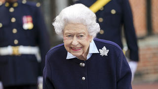 06.10.2021, Großbritannien, Windsor: Die britische Königin Elizabeth II. trifft Mitglieder des Royal Regiment of Canadian Artillery auf Schloss Windsor. Foto: Steve Parsons/PA Wire/dpa +++ dpa-Bildfunk +++