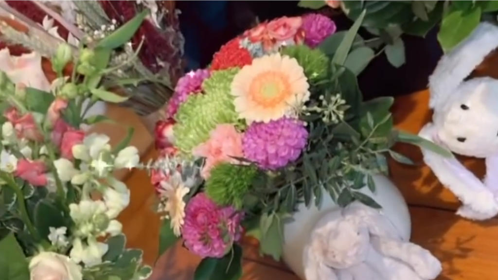 Yeliz Koc bekommt unter anderem von den Ochsenknechts Blumen zur Geburt.