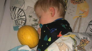 Unerwartete Einschlaf-Hilfe: Jamie Brown kuschelt mit seinem neuen Kumpel, Melone "Mel".