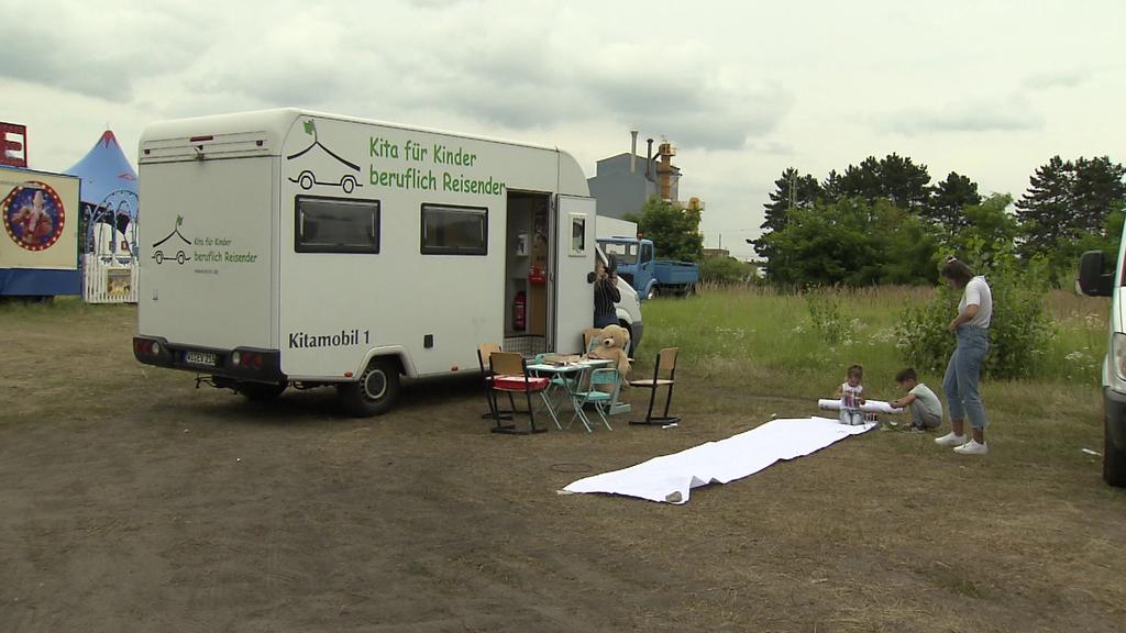 Mit ihrem umgebauten Wohnmobil reisen Jana Roth und Theresa Saup durch ganz Hessen.