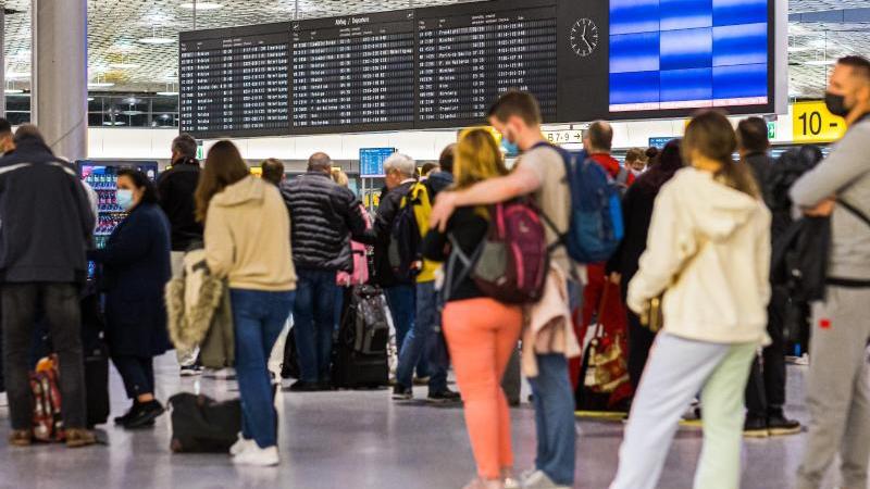 Wie schon in den vergangenen Wochen, werden die Schlangen vor den Schaltern und den Sicherheitskontrollen im Flughafen Hannover laut Bundespolizei wieder lang sein.
