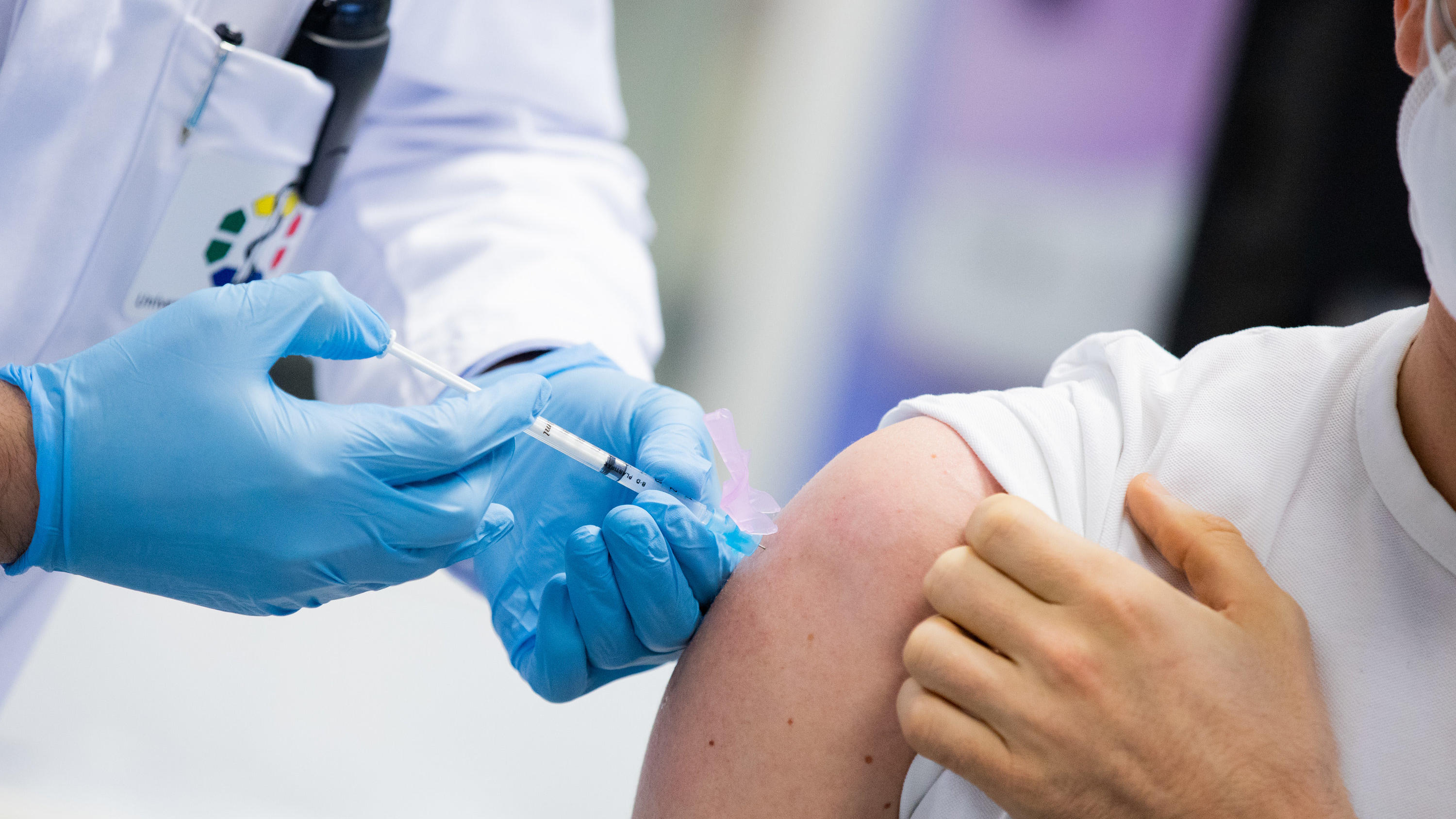 Ein Arzt wird am Universitätsklinikum Essen mit dem Impfstoff von Moderna gegen Covid-19 geimpft. Fünf Prozent des Krankenhauspersonals in einer Online-Befragung des Robert Koch-Instituts (RKI) sind im