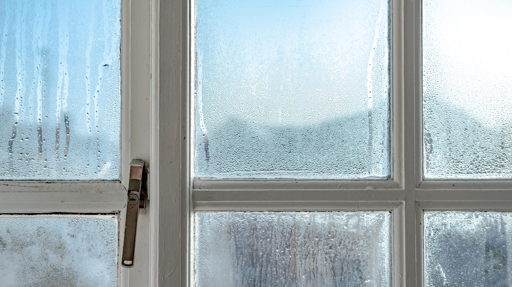 Sieht die Innenseite Ihrer Fenster - vor allem im Herbst und Winter - so aus, sollten Sie dringend lüften.