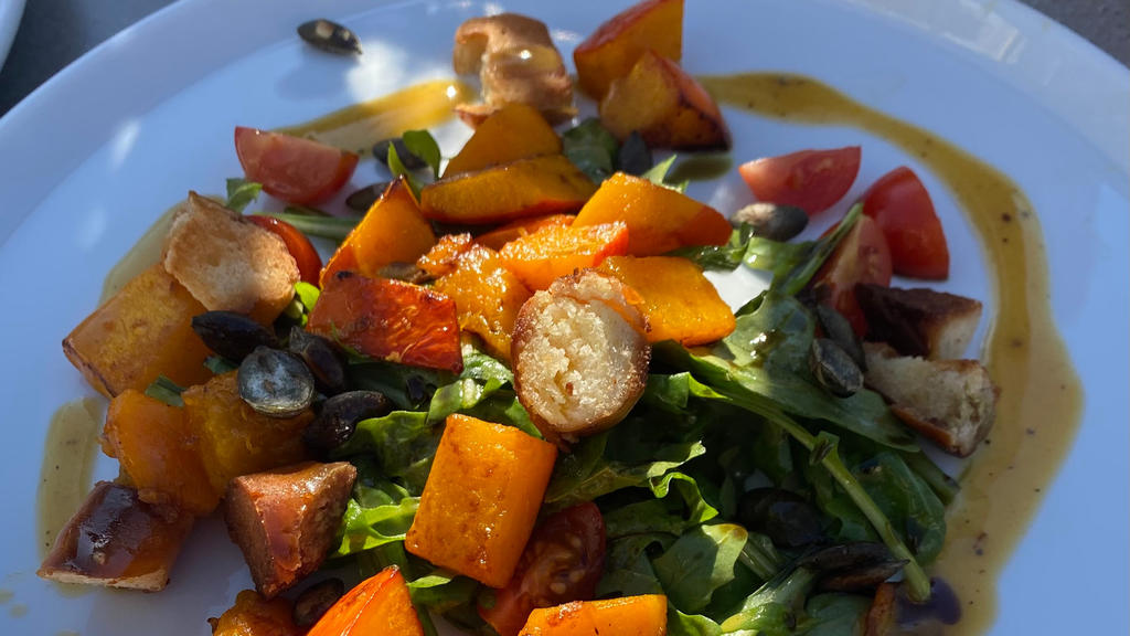 Kürbis-Salat mit Brezel-Croutons