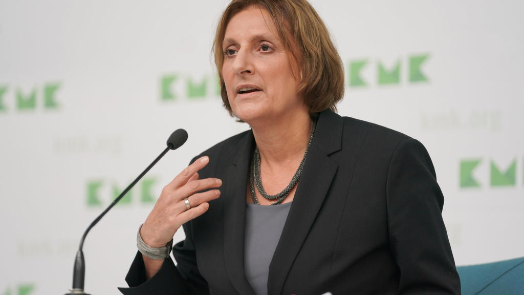 08.10.2021, Brandenburg, Potsdam: Britta Ernst, Präsidentin der Kultusministerkonferenz und Bildungsministerin in Brandenburg, berichtet auf einer Pressekonferenz über den Abschluss der Kultusministerkonferenz (KMK). Foto: Jörg Carstensen/dpa +++ dpa