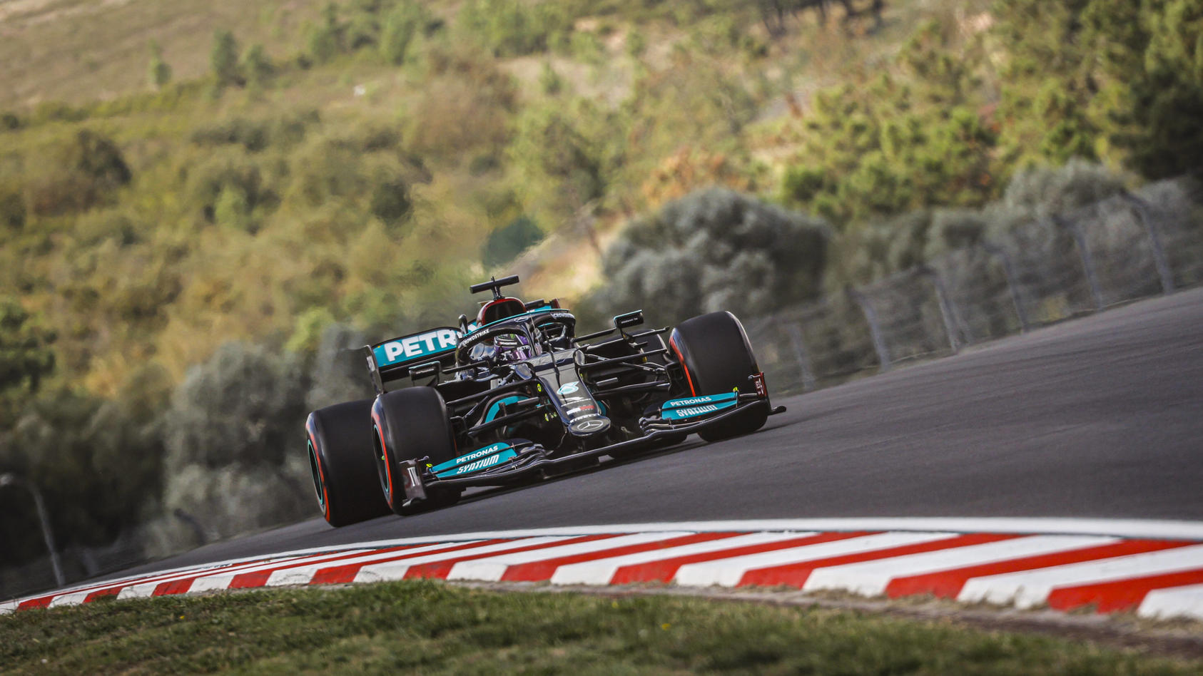  44 HAMILTON Lewis gbr, Mercedes AMG F1 GP W12 E Performance, action during the Formula 1 Rolex Turkish Grand Prix 2021, 16th round of the 2021 FIA Formula One World Championship, WM, Weltmeisterschaft from October 8 to 10, 2021 on the Istanbul Park,