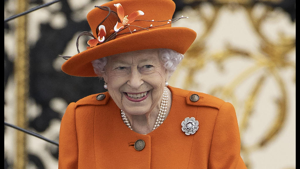 . 07/10/2021. London, United Kingdom. Queen Elizabeth II accompanied by Prince Edward, launches The Queen s Baton Relay for the 2022 Commonwealth Games in Birmingham, United Kingdom, at Buckingham Palace in London. PUBLICATIONxINxGERxSUIxAUTxHUNxONLY