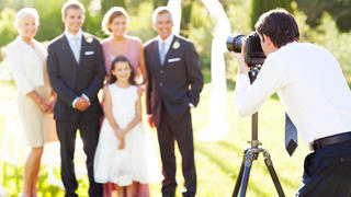 Ein Fotograf nimmt ein Foto einer Familie auf
