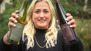 Isabel Radandt ist auf den Geschmack gekommen: Nun steht ihr eigener Wein in manchen Regalen in Frankfurt.