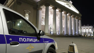 09.10.2021, Russland, Moskau: Ein Wagen von Sicherheitsbeamten steht vor dem Moskauer Bolschoi-Theater.  Bei einer Vorstellung am weltberühmten Bolschoi Theater in Moskau ist am Samstagabend ein Darsteller von einem Teil der Bühnendekoration erdrückt worden. Der 37-Jährige sei bei einem Wechsel des Bühnenbilds tödlich verunglückt, bestätigte die Pressestelle des Theaters Schilderungen von Zuschauern in sozialen Netzwerken. Foto: Mikhail Japaridze/TASS/dpa +++ dpa-Bildfunk +++