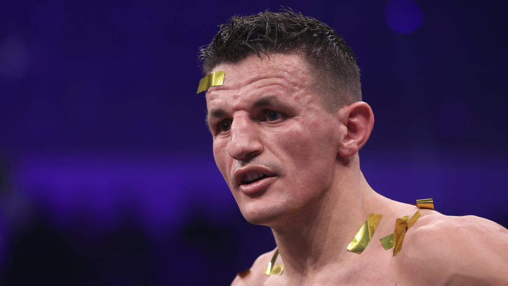 10.10.2021, Sachsen-Anhalt, Magdeburg: Boxen: Weltmeisterschaft im Halbschwergewicht, IBO, WBA (Interim), Krasniqi (Gersthofen) - Bösel (Freyburg). Titelverteidiger Robin Krasniqi steht enttäuscht im Ring. Krasniqi verlor den WM-Kampf gegen Dominic B