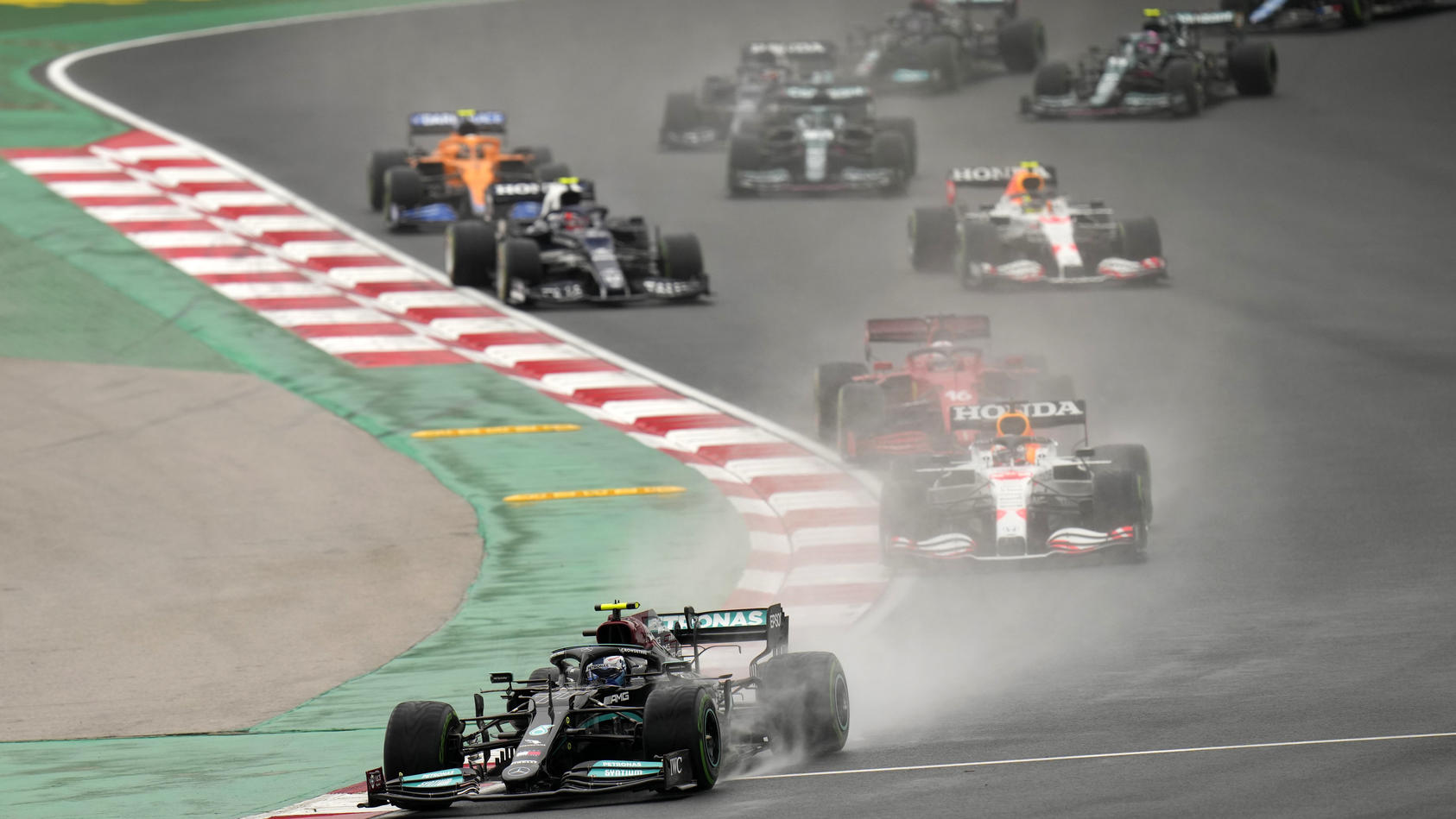10.10.2021, Türkei, Istanbul: Motorsport: Formel-1-Weltmeisterschaft, Großer Preis der Türkei auf dem Intercity Istanbul Park Circuit: Valtteri Bottas (vorne) aus Finnland vom Team Mercedes führt das Feld an. Foto: Francisco Seco/AP/dpa +++ dpa-Bildf
