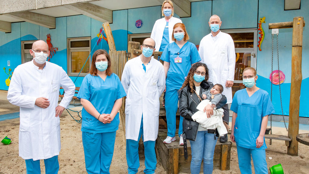 Ein Team aus Kinder-Leberspezialisten und Bauchchirurgen listet Adam aufgrund der schweren Fehlfunktion des Organs nach seiner Ankunft in der Klinik "mit hoher Dringlichkeit für eine Transplantation".