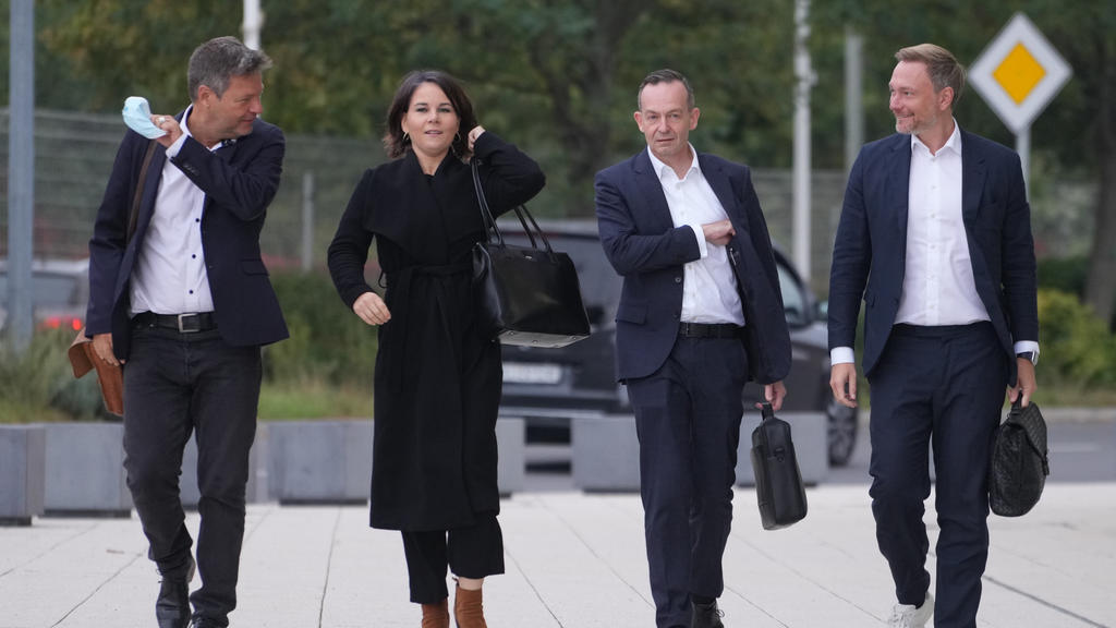 Hier kommen die Sondierer Habeck, Baerbock, Wissing und Lindner gemeinsam zu den Gesprächen. Aber droht beim Thema Geld nun "Ampel-Zoff"?