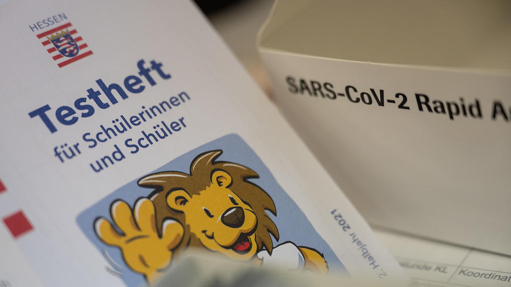 ARCHIV - 30.08.2021, Hessen, Nidda: Ein Testheft für Schülerinnen und Schüler liegt vor der ersten Stunde an einer Schule neben einer Schachtel mit Corona-Schnelltests. (zu dpa «Corona-Tests in Hessen nach Schulstart») Foto: Sebastian Gollnow/dpa +++