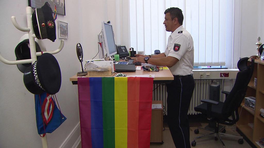 Leon Dietrich ist Polizist in Hannover und ist Ansprechpartner für Lesben, Schwule, Bisexuelle, Trans- und Interidentitäten (LSBTI)