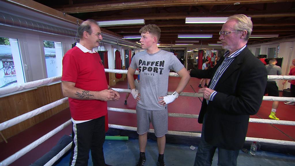 Der stellvertretende Vorsitzende Gert Bugdoll, Student Alexander Hüttmann und der Vorstand des Jugendsportvereins Frankfurt, Peter Benesch.