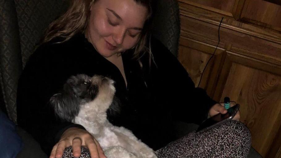 Laiha Slayton (20) mit ihrem Welpen Rusty (†1).